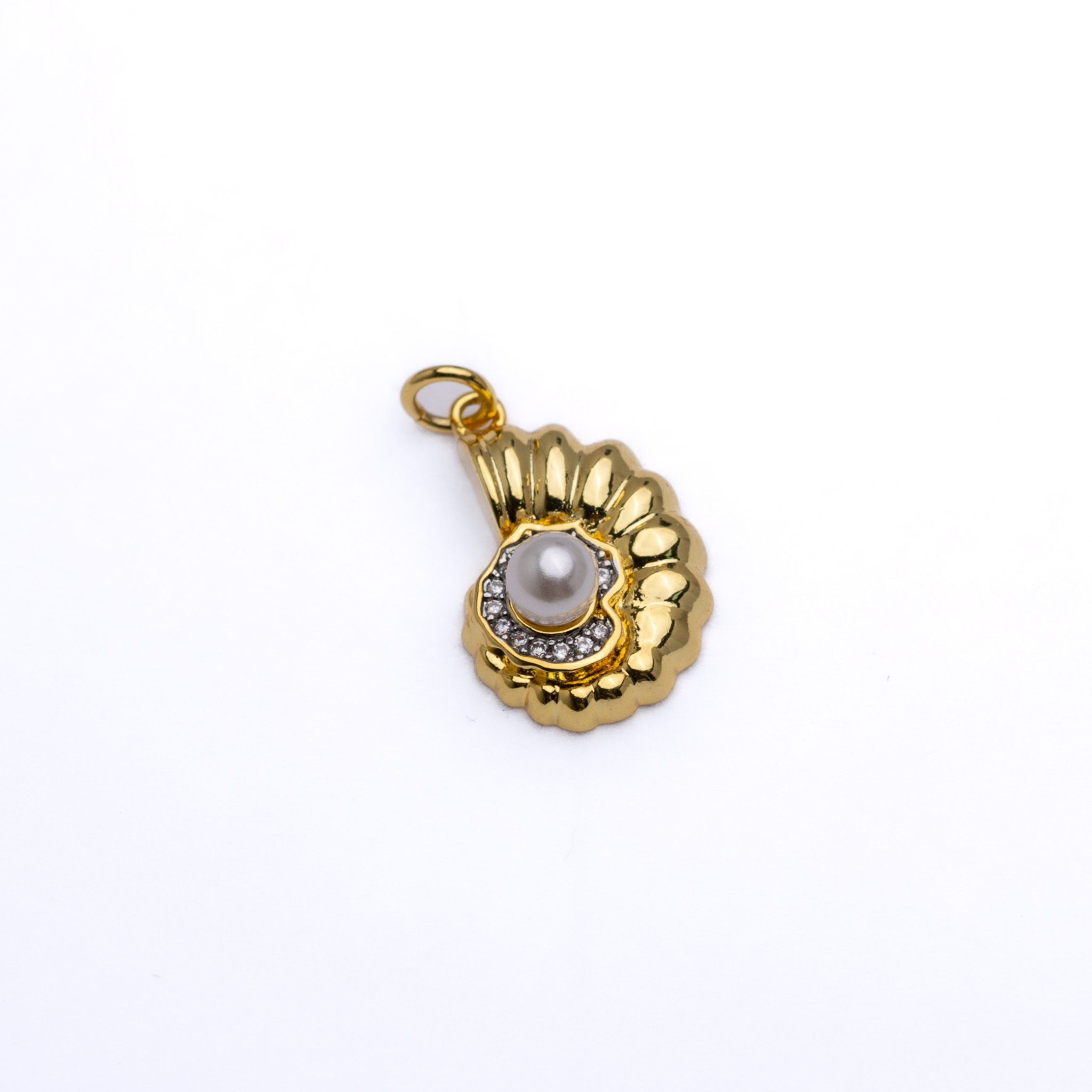 20869  Gold Round Shell Charm with Pearl