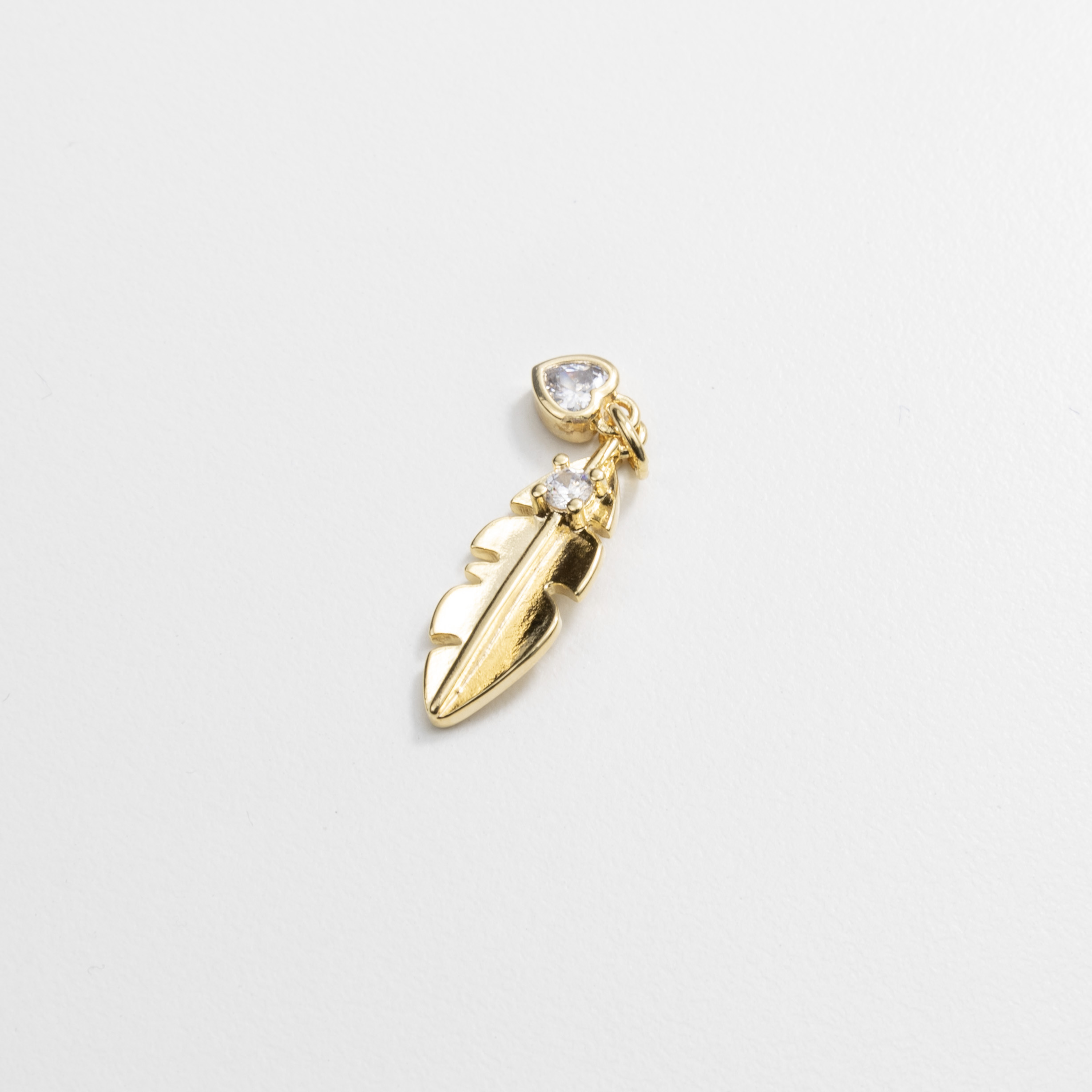 19002 Dije Pluma de Oro con Cristal de Corazón